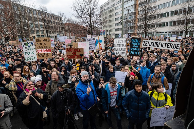 Deseci tisuća Nijemaca na ulicama: Žele zaštititi slobodu govora na internetu
