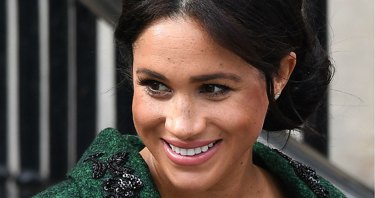 Meghan Markle je chic trudnica u vintage Dior kaputu i beretki