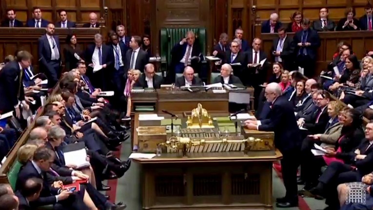 Nakon May ni britanski parlament nije dogovorio rješenje Brexita. Što slijedi?