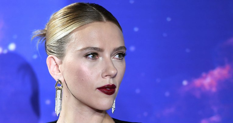 Scarlett Johansson obara s nogu u izazovnom sakou s rizičnim dekolteom