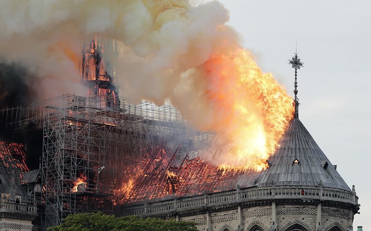 Notre-Dame su gradili sto godina, uništena je u par minuta. Cijeli svijet tuguje