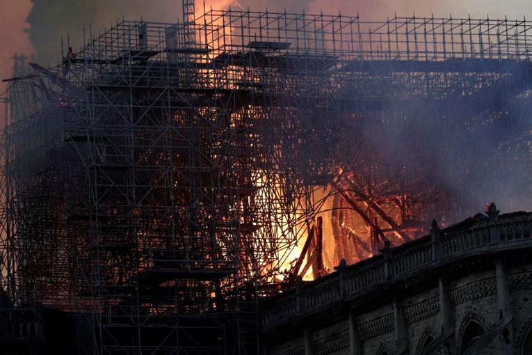 Tvrdi da je uočila lik u požaru Notre-Damea: "Možda me um vara, ali to je Isus"