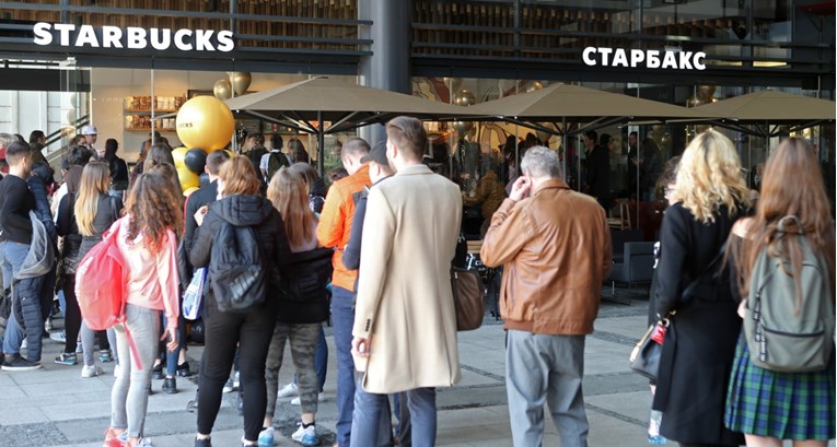 Otvoren prvi Starbucks u regiji, Beograđani čekali u dugim redovima