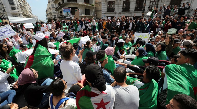 Tisuće ljudi u Alžiru prosvjeduju protiv privremenog predsjednika
