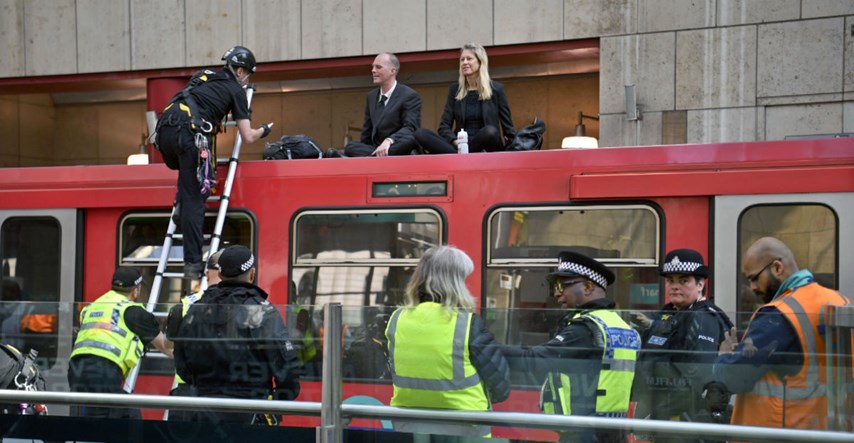 FOTO Ekološki aktivisti se u Londonu ljepilom zalijepili za vlak