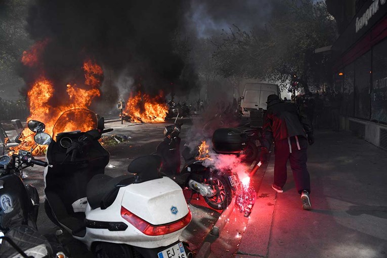 Prosvjednici u Parizu palili smeće, bacali kamenje. Policija odgovorila suzavcem