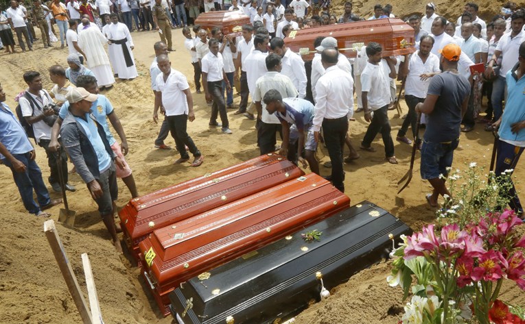 Broj mrtvih u Šri Lanki porastao na 310. Održana prva masovna sahrana