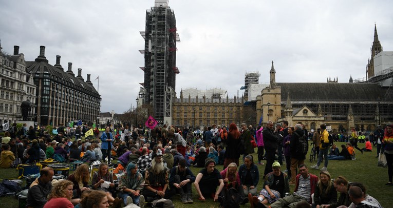 Aktivisti za okoliš zalijepili se u lanac ispred londonske burze