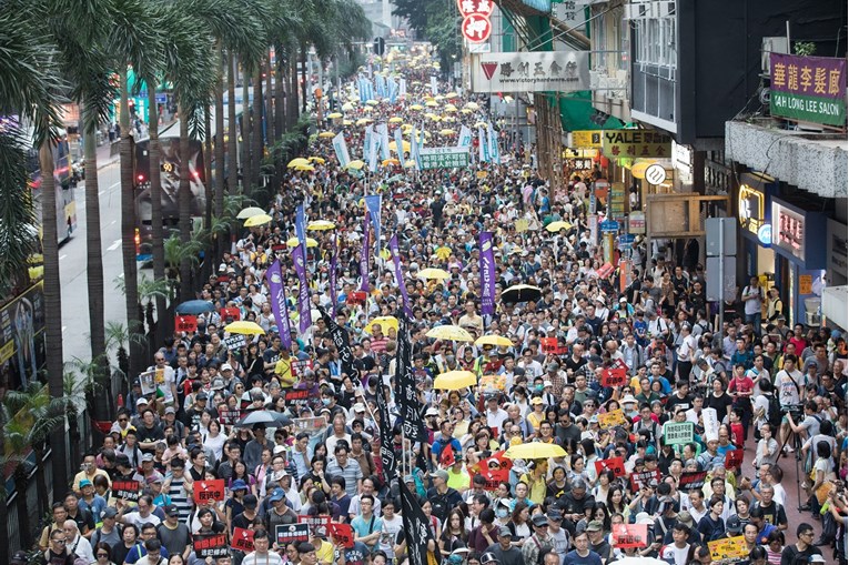Deseci tisuća u Hong Kongu prosvjedovali protiv novih zakona o izručenju Kini
