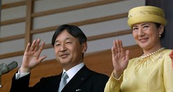 Novi japanski car prvi put pozdravio građane: Mahao s balkona palače