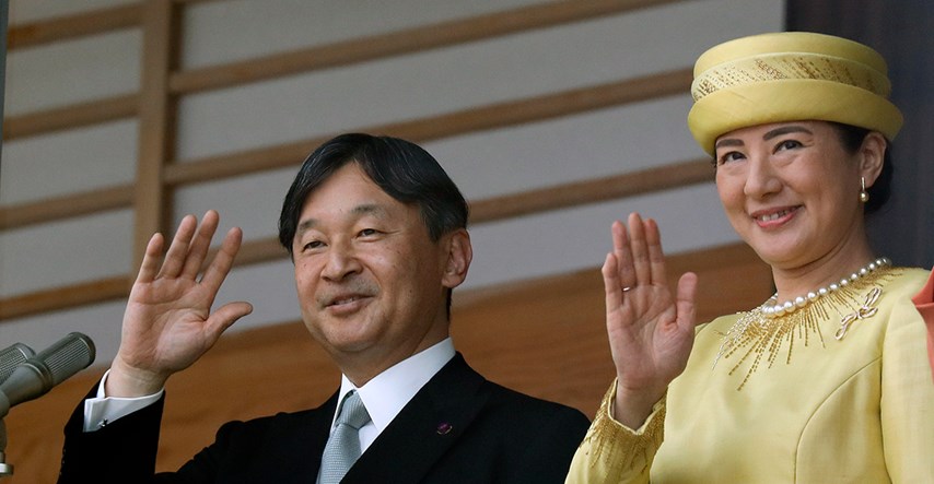 Novi japanski car prvi put pozdravio građane: Mahao s balkona palače
