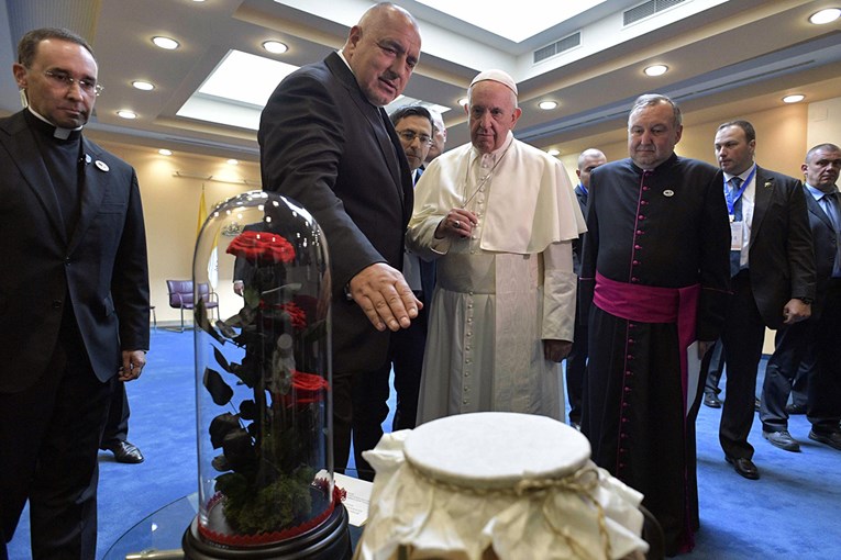 Bugarska dočekala Papu s poklonima - dobio jogurt i ružu