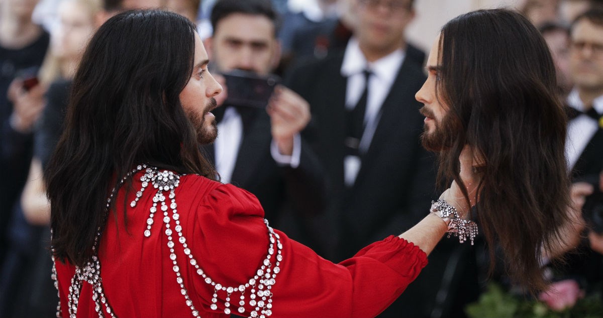 Jezivi modni dodatak: Jared Leto na Met Gali u rukama nosio svoju glavu