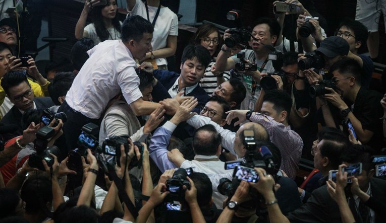 Potukli se zastupnici u parlamentu Hong Konga, jedan završio u bolnici