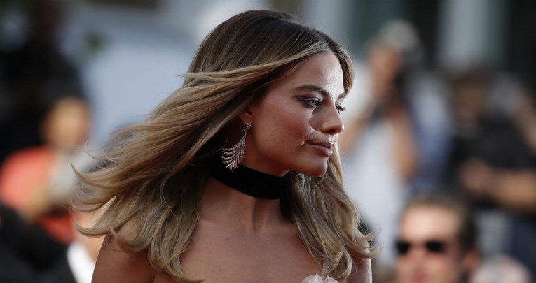 Margot Robbie premijernim izdanjem u Cannesu zaobišla dress code festivala