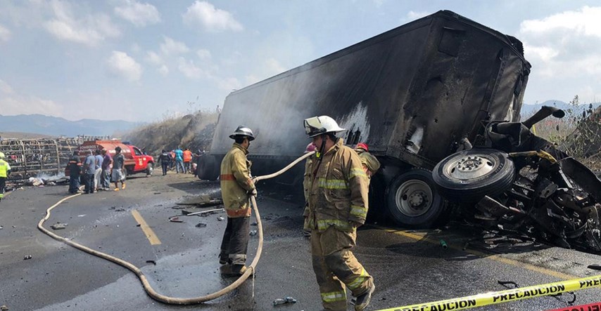 Najmanje 23 ljudi poginulo u sudaru busa i kamiona u Meksiku