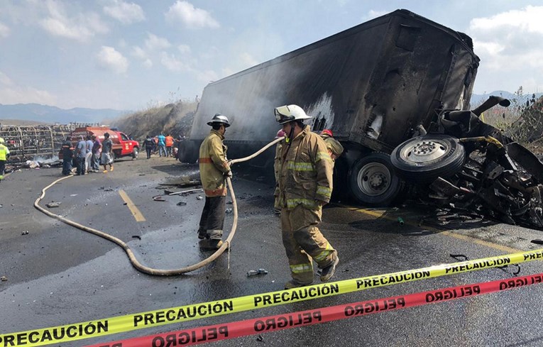 Najmanje 23 ljudi poginulo u sudaru busa i kamiona u Meksiku