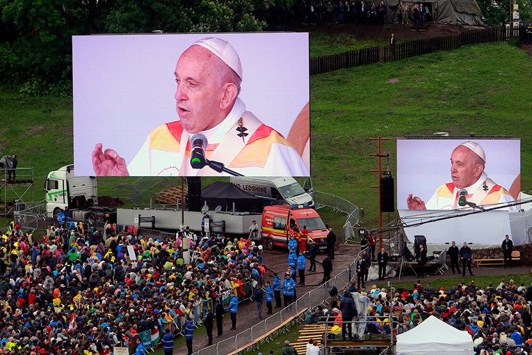 Papa Franjo poziva Mađare i Rumunje da nesuglasice ostave iza sebe