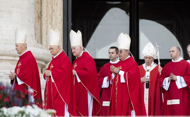 Vatikan razmišlja o zaređivanju oženjenih muškaraca