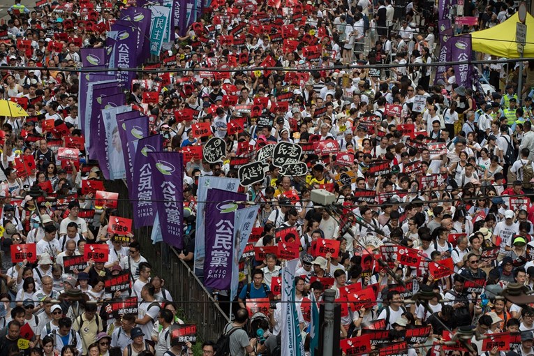 Deseci tisuća ljudi prosvjeduju u Hong Kongu. To je najveći prosvjed u 15 godina