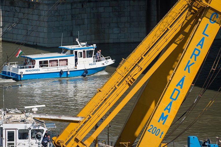 Počela akcija izvlačenja broda potonulog nakon sudara s kruzerom na Dunavu