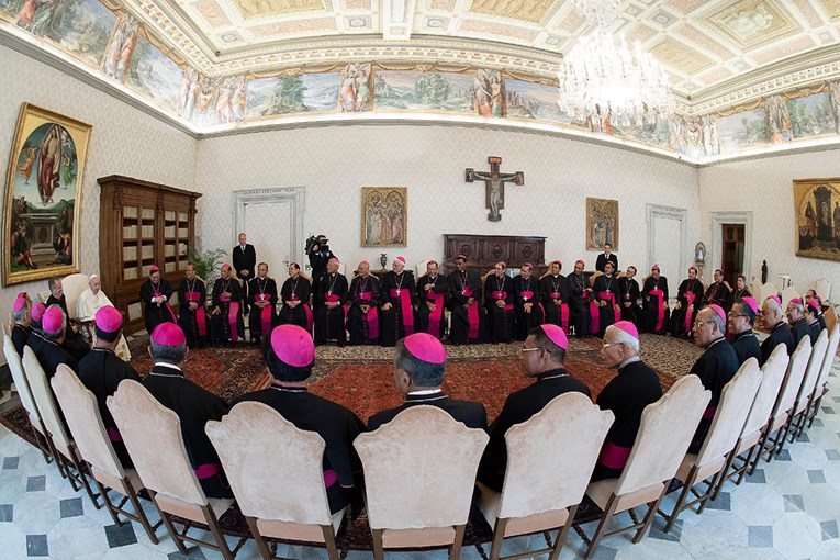 Vatikan će dopustiti da "uzorni" oženjeni muškarci postanu svećenici?