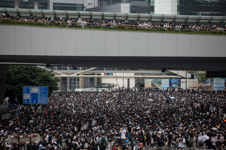 Tisuće prosvjednika blokirale promet u središtu Hong Konga