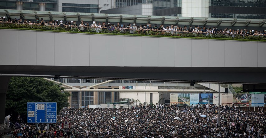 Tisuće prosvjednika blokirale promet u središtu Hong Konga