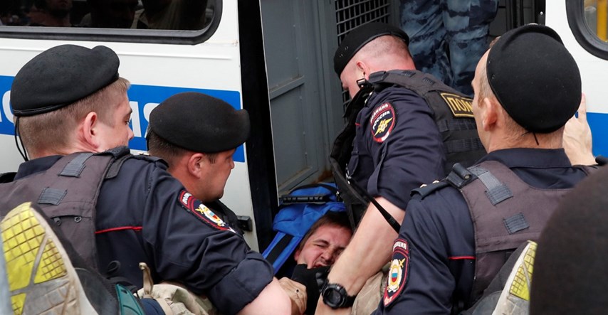 Ruska policija na prosvjedu privela najmanje 400 ljudi i čelnika oporbe