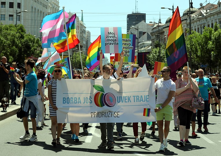 Gay pride u Beogradu prvi put bez incidenata: "Neka ljubi tko god koga hoće"