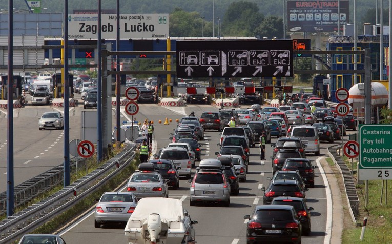 HAC se rješava stotina radnika