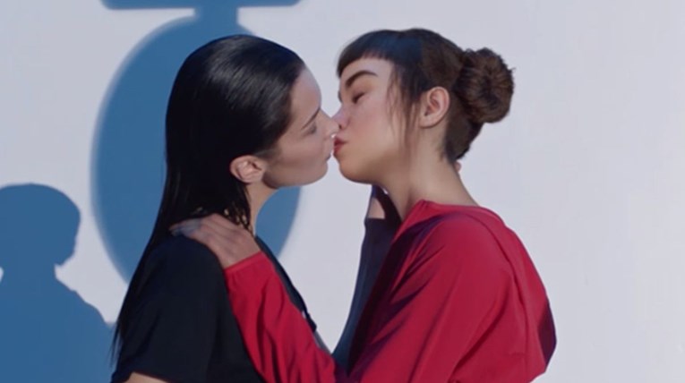 Calvin Klein morao se ispričati zbog reklame s lezbijskim poljupcem Belle Hadid