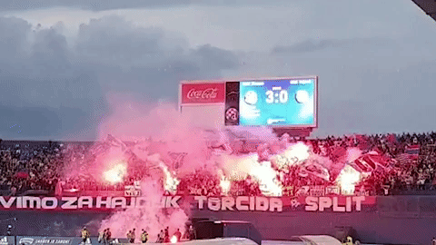 Navijači bakljama prekinuli derbi. Torcida pali stolice dok Dinamo slavi