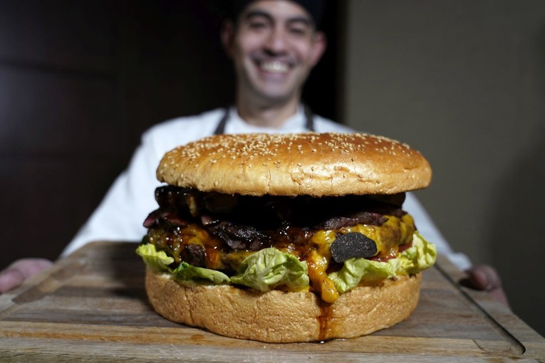 Hamburger od 800 eura: Težak tri kilograma, a u njemu je pravo zlato
