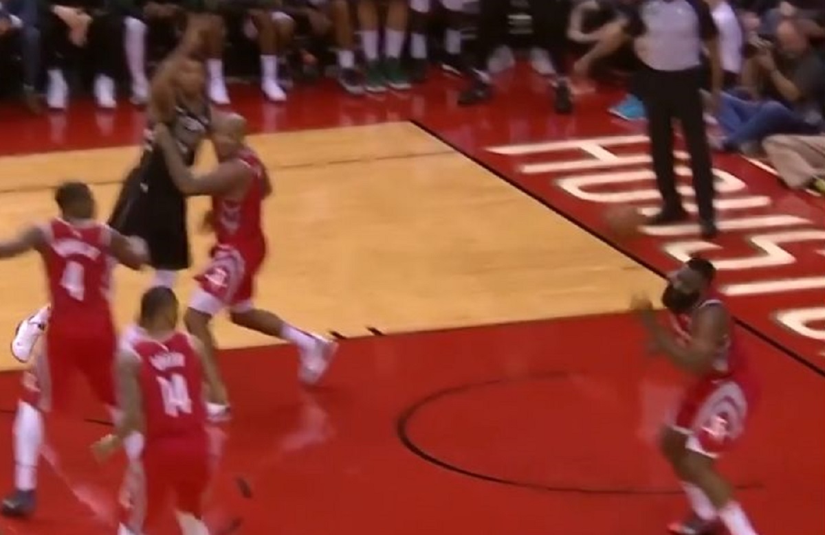 VIDEO Bizarna suradnja MVP rivala: Giannisov dupli pas s Hardenovom glavom