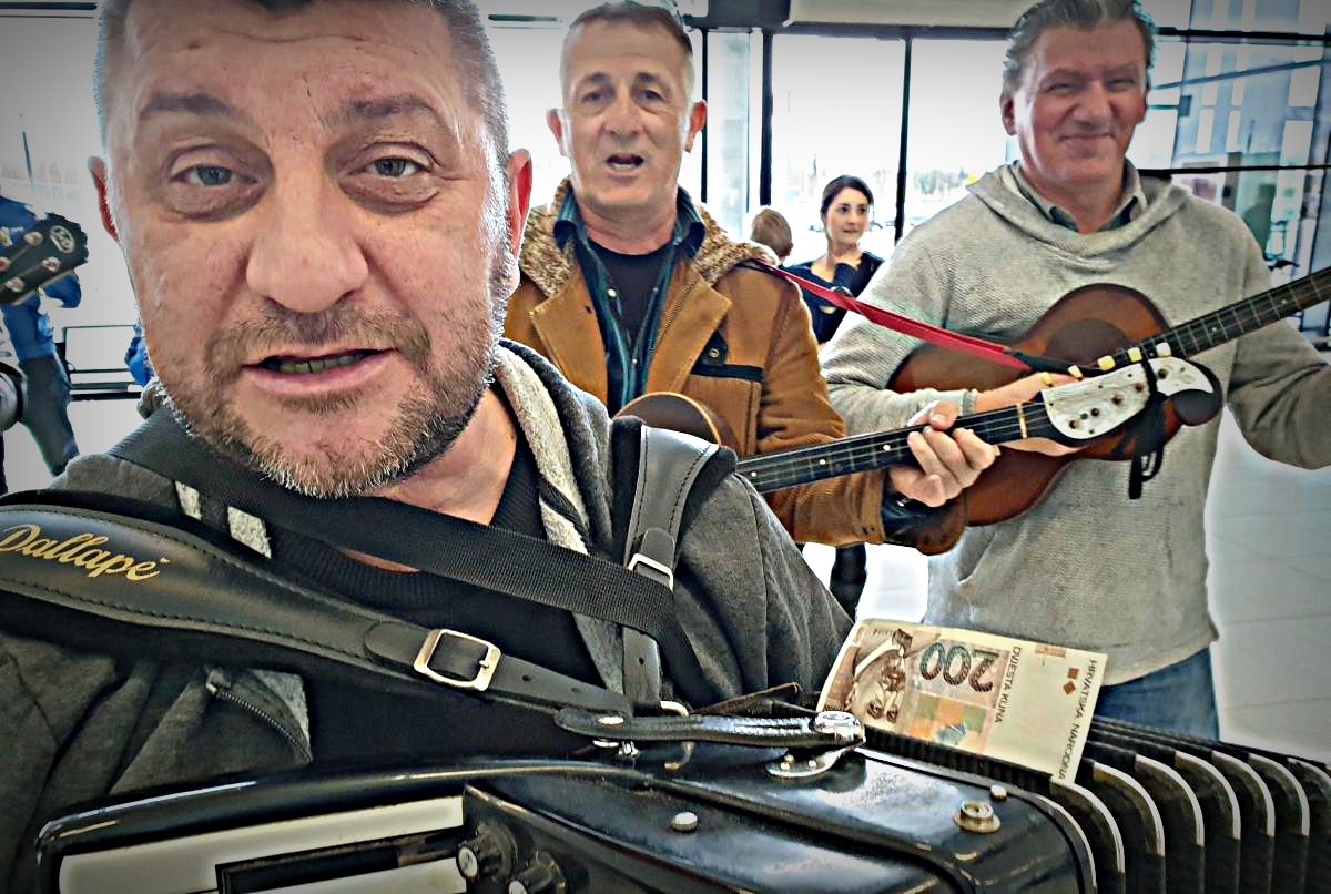 VIDEO Harmonikaš na Dinamovom dočeku dobio 200 kuna