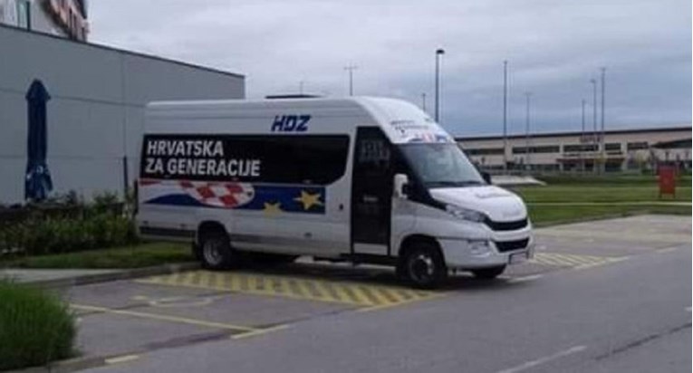 HDZ kaže da nisu oni krivi što im je kombi bio parkiran na mjestu za invalide