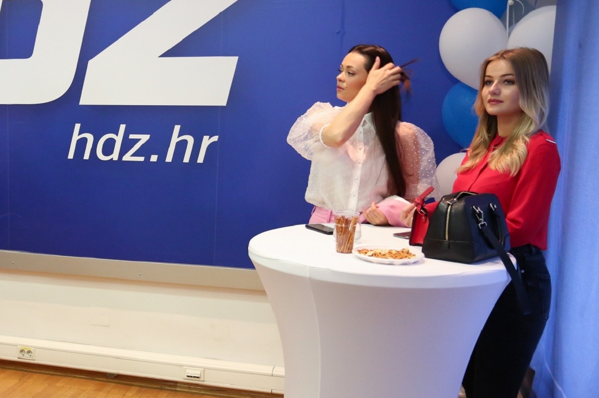 Pogledajte veliku galeriju fotografija iz stožera HDZ-a