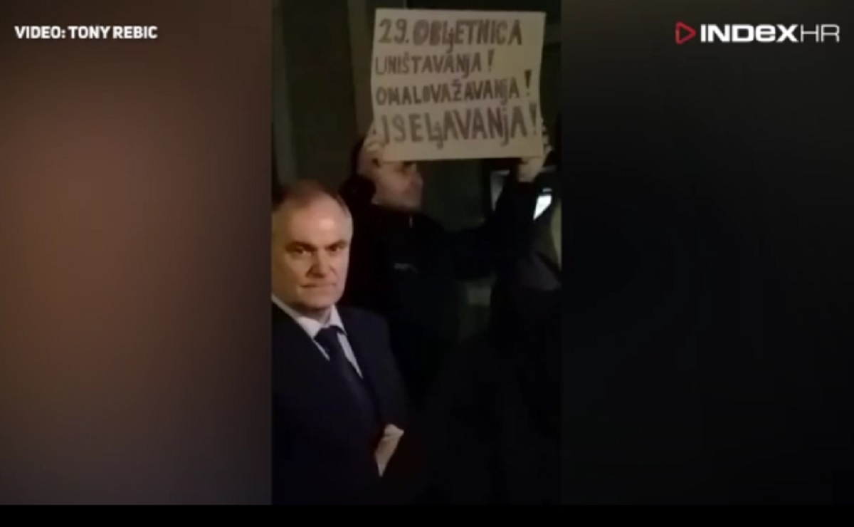 Plenkovića i HDZ-ovce dočekao neugodan transparent u Imotskom. Pogledajte snimku