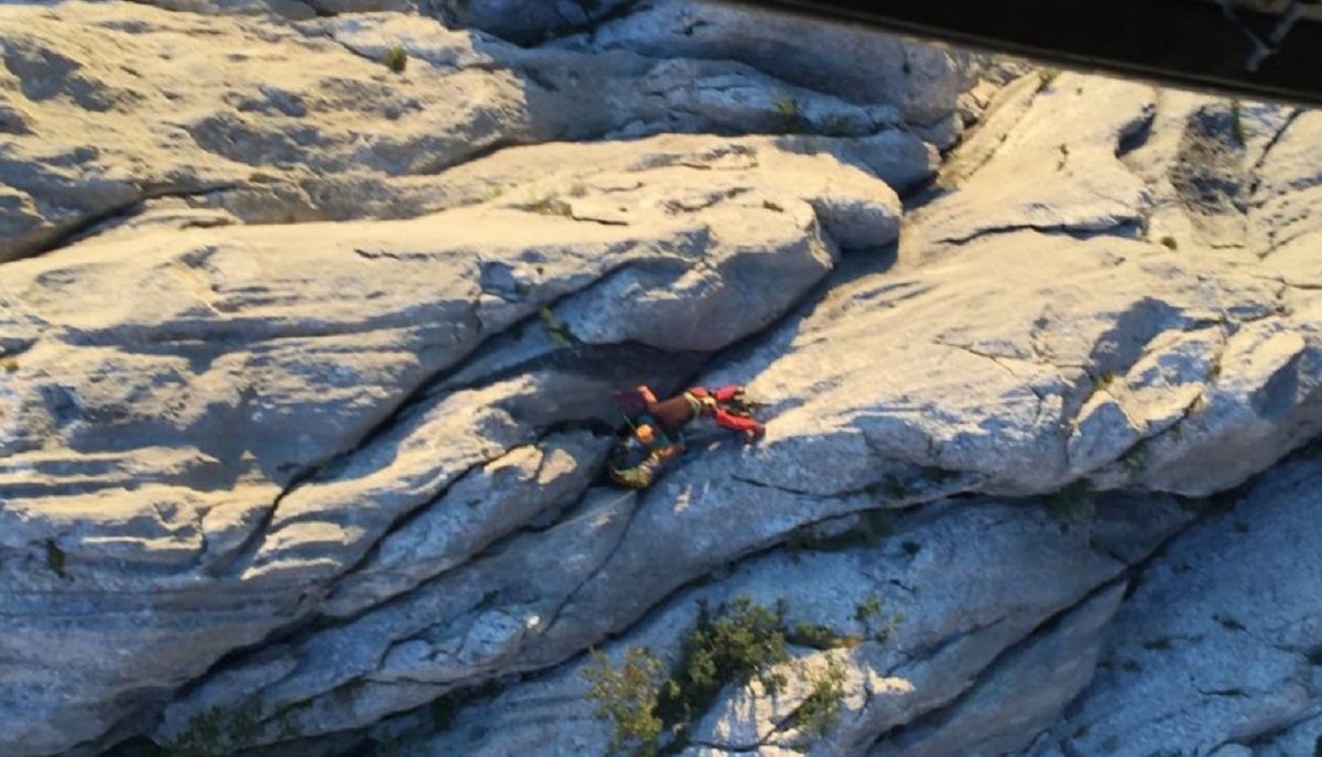 HGSS helikopterom spašavao penjačicu u Paklenici, pogledajte fotografije