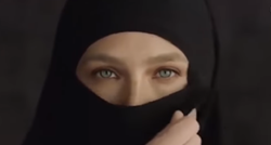 Manekenka u reklami skinula hidžab, bijesni Muslimani je gadno izvrijeđali