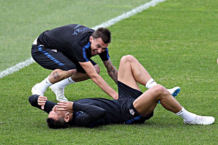 Fantastična atmosfera na treningu reprezentacije, Mandžo podmetnuo leđa Lovrenu, a ovaj pao na travu