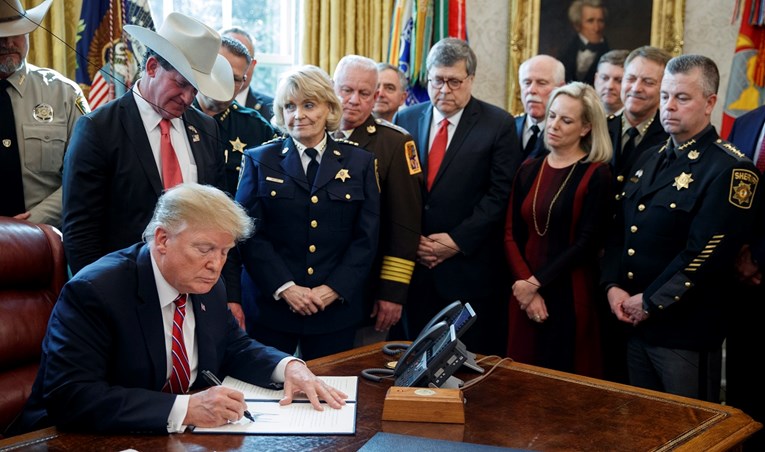 Trump uložio veto na zakon protiv zida na granici