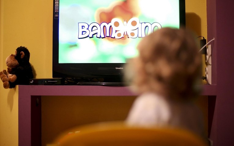 WHO: Djeca ne bi smjela provoditi više od sat vremena dnevno pred ekranom