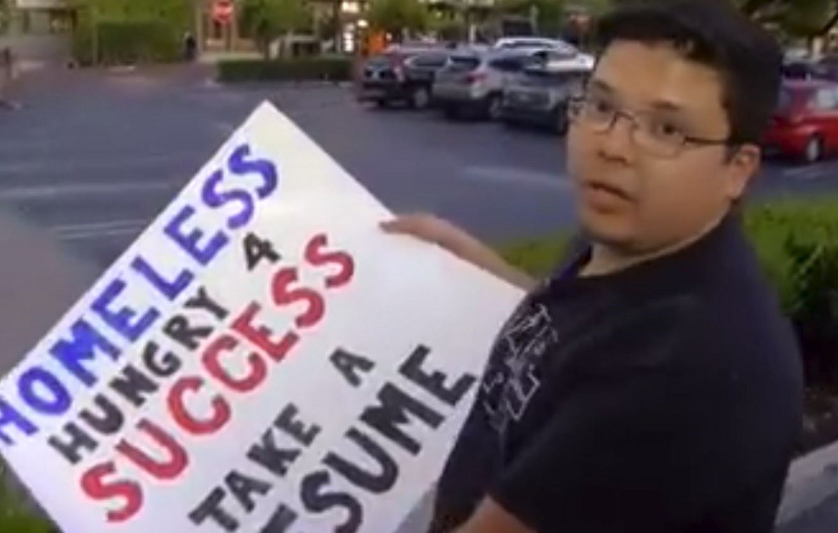 Beskućnik ne prestaje dobivati ponude za posao nakon genijalnog poteza na ulici