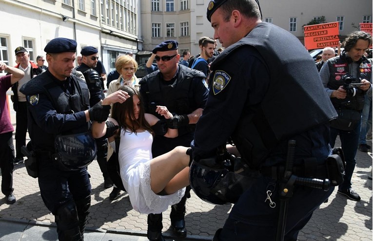 Zagrebačka policija privela 13 ljudi koji su sjeli pred Hod za život