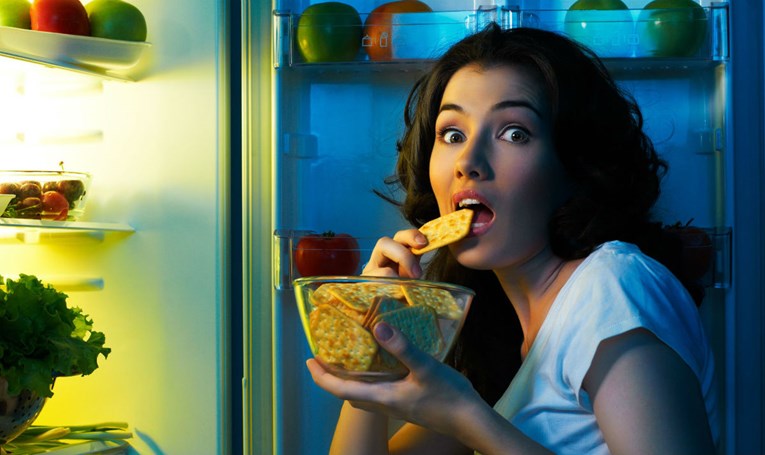 Deblja li vas doista jedenje nakon 18 sati? Evo prave istine