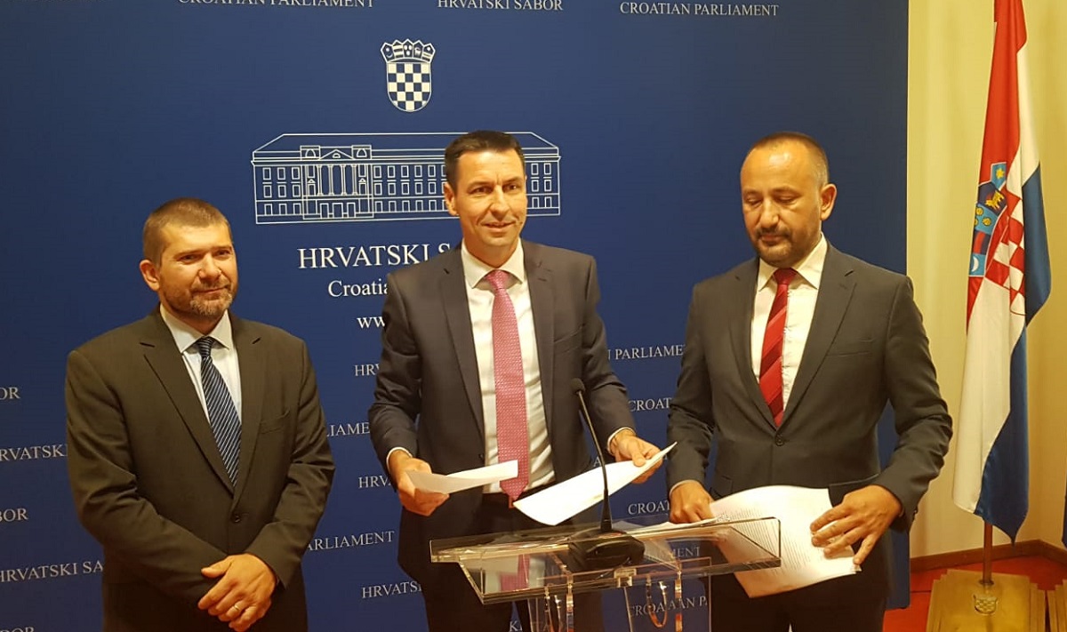 Hrast: Ni tri tjedna nakon uvođenja kurikularne ništa se nije promijenilo