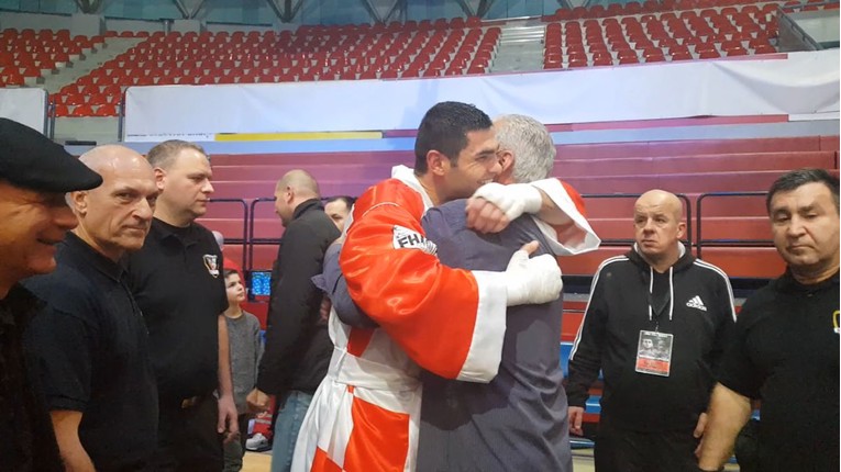 Pogledajte emotivan susret Hrgovića s ocem nakon prve obrane pojasa
