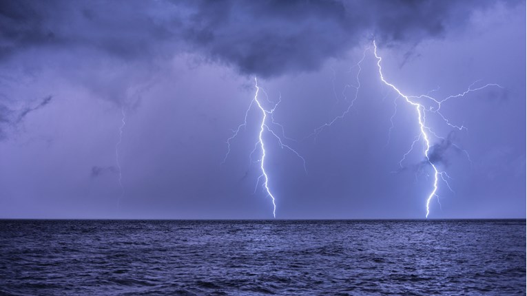 Stiže nevrijeme: U Zadru prolom oblaka, u Splitu udari olujnog juga